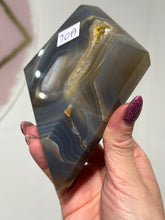 Load image into Gallery viewer, Agate Diamond On Gold Stand
