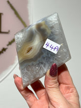 Load image into Gallery viewer, Agate Diamond On Gold Stand
