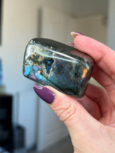 Load image into Gallery viewer, Labradorite Freeform
